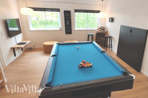 Lyxstuga 515 för 14 personer har ett stort aktivitetsrum med bl.a. biljard och dart