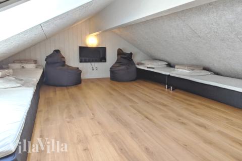 Några av de 14 sovplatserna finns på loftet i lyxstuga nr 515