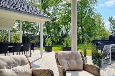 Lyxstuga nr 515 har en härlig terrass med sköna trädgårdsmöbler för 14 personer.