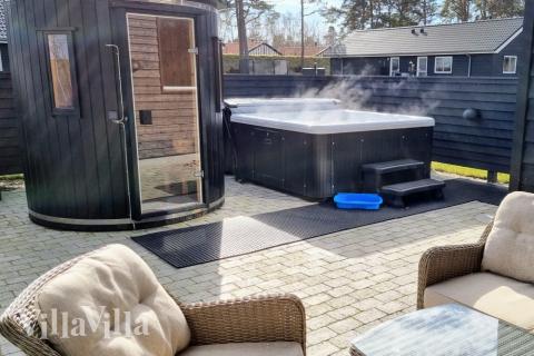 Njut av spabadets värme i lyxstuga nr 515 i Lolland/Falster/Møn