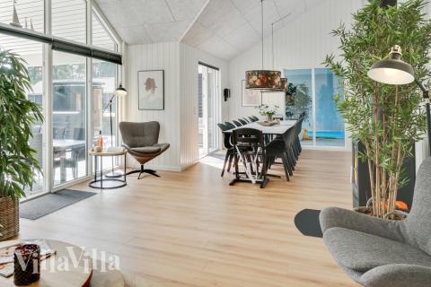 I soffhörnan i lyxstuga 515 i Lolland/Falster/Møn kan ni spela brädspel eller titta på film tillsammans.