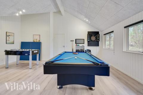 Lyxstuga 517 för 18 personer har ett stort aktivitetsrum med bl.a. biljard och dart