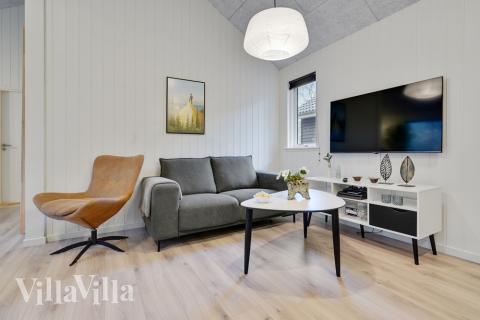 I soffhörnan i lyxstuga 517 i Lolland/Falster/Møn kan ni spela brädspel eller titta på film tillsammans.