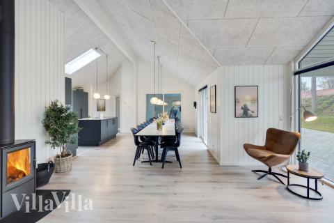 Vardagsrummet i lyxstuga nr. 517 har plats för 18 personer.