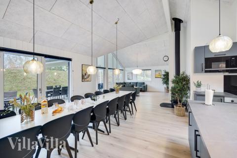 Ni kan sitta 18 personer tillsammans i vardagsrummet när ni besöker lyxhus nr 517 i Lolland/Falster/Møn.