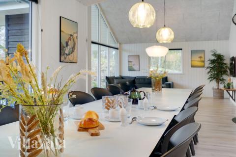 Det stora ljusa vardagsrummet i lyxstuga nr 517 för 18.