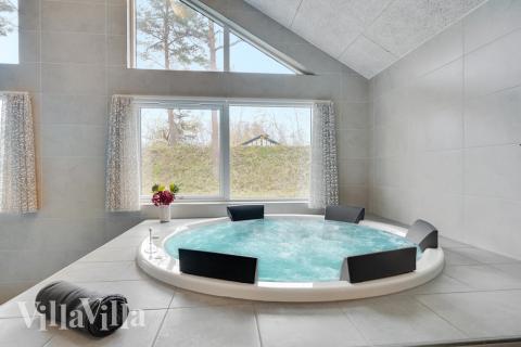 Njut av spabadets värme i lyxstuga nr 517 i Lolland/Falster/Møn