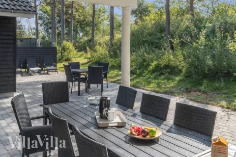 På terrassen i sommarhus nr 517 finns det plats för upp till 18 gäster.