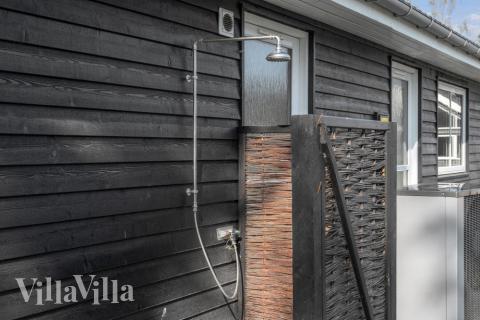 Till den trevliga sommarstugan nr 517 i Lolland/Falster/Møn erbjuds en mängd utomhusaktiviteter, t.ex. lektorn och gungor