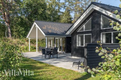 Njut av en grillkväll på terrassen i lyxstuga nr 517 i Lolland/Falster/Møn