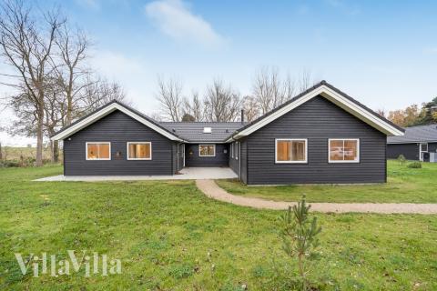 I Lolland/Falster/Møn ligger detta vackra poolhus nr 507 med plats för 18 personer.