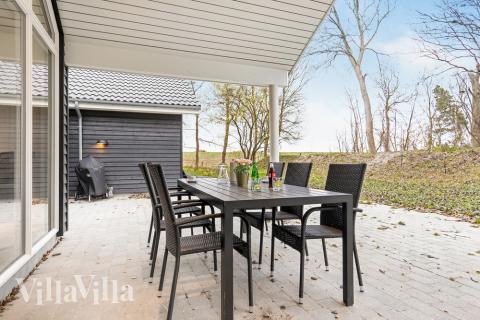 Lyxstuga nr 507 har en härlig terrass med sköna trädgårdsmöbler för 18 personer.