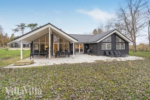 Den praktfulla poolstugan nr 507 med plats för 18 personer ligger i Lolland/Falster/Møn