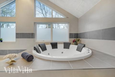 Njut av spabadets värme i lyxstuga nr 507 i Lolland/Falster/Møn