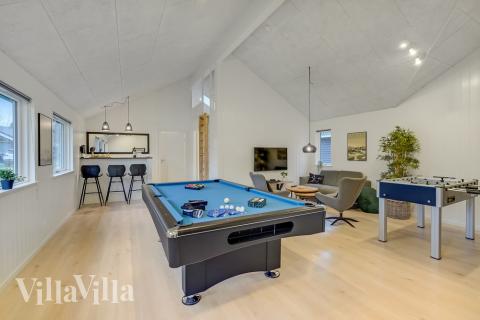 Förutom de många timmar som du kan tillbringa i stugans poolavdelning erbjuder lyxstuga 507 även biljard, bordtennis och dart