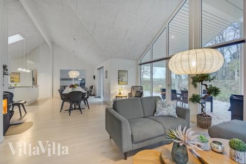 I soffhörnan i lyxstuga 507 i Lolland/Falster/Møn kan ni spela brädspel eller titta på film tillsammans.