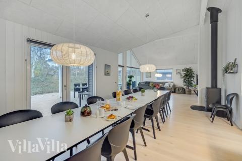 Vardagsrummet i lyxstuga nr. 507 har plats för 18 personer.