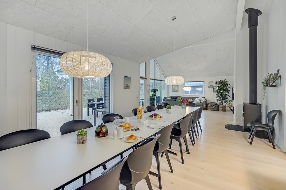Vardagsrummet i lyxstuga nr. 507 har plats för 18 personer.