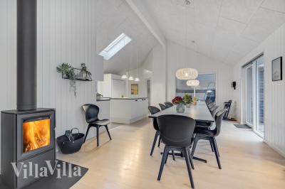 Det stora ljusa vardagsrummet i lyxstuga nr 507 för 18.
