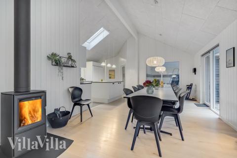 Det stora ljusa vardagsrummet i lyxstuga nr 507 för 18.