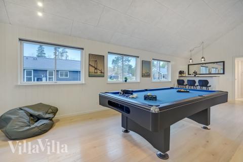 Lyxstuga 507 för 18 personer har ett stort aktivitetsrum med bl.a. biljard och dart