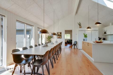 Det stora ljusa vardagsrummet i lyxstuga nr 493 för 24.