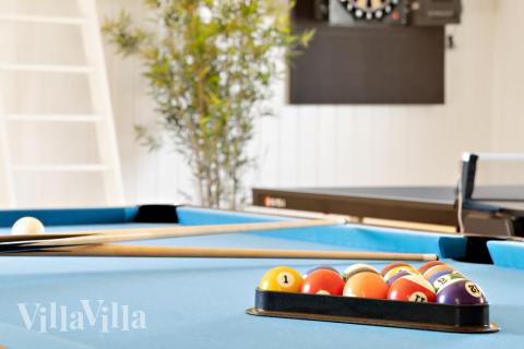 Lyxstuga 493 för 24 personer har ett stort aktivitetsrum med bl.a. biljard och dart