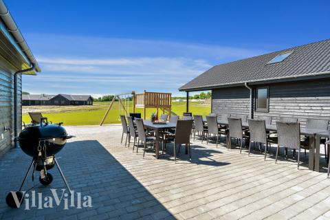 Lyxstuga nr 493 har en härlig terrass med sköna trädgårdsmöbler för 24 personer.