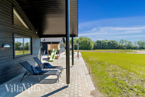 Njut av en grillkväll på terrassen i lyxstuga nr 493 i Sydjylland