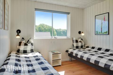 Ett av de 9 utmärkta sovrummen i lyxstuga nr 493 i Sydjylland.