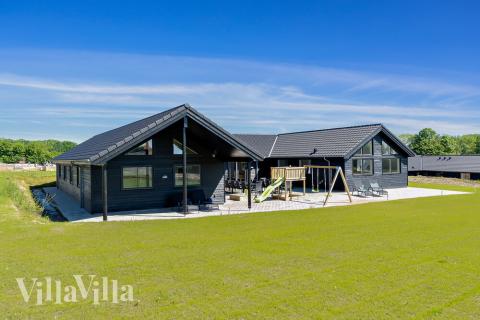 Den praktfulla poolstugan nr 493 med plats för 24 personer ligger i Sydjylland