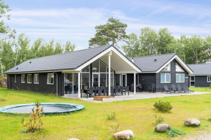 Den praktfulla poolstugan nr 506 med plats för 18 personer ligger i Lolland/Falster/Møn