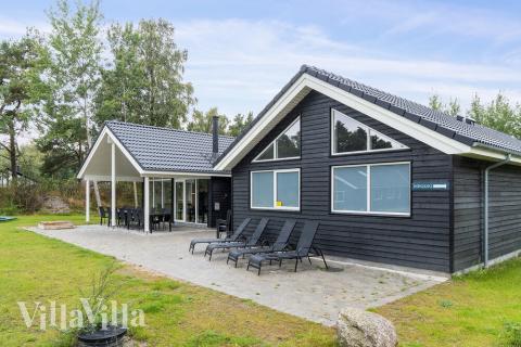 Njut av en grillkväll på terrassen i lyxstuga nr 506 i Lolland/Falster/Møn