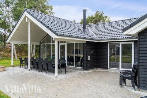 Lyxstuga nr 506 har en härlig terrass med sköna trädgårdsmöbler för 18 personer.