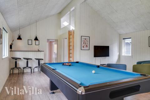 Förutom de många timmar som du kan tillbringa i stugans poolavdelning erbjuder lyxstuga 506 även biljard, bordtennis och dart