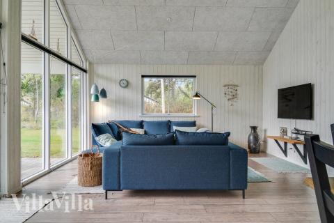 I soffhörnan i lyxstuga 506 i Lolland/Falster/Møn kan ni spela brädspel eller titta på film tillsammans.