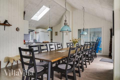 Det stora ljusa vardagsrummet i lyxstuga nr 506 för 18.