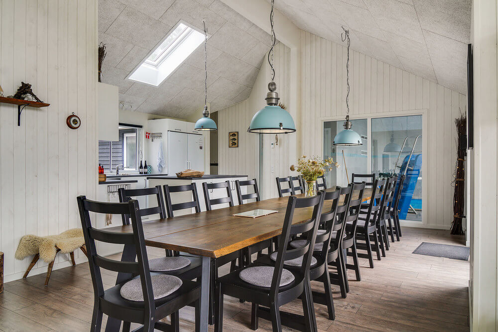 Det stora ljusa vardagsrummet i lyxstuga nr 506 för 18.