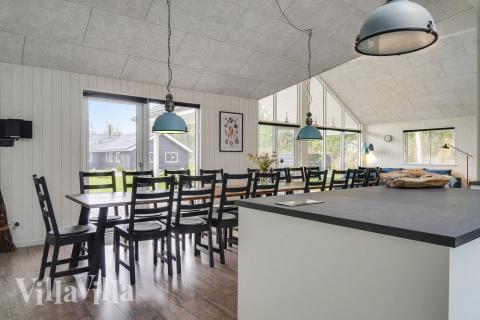 Vardagsrummet i lyxstuga nr. 506 har plats för 18 personer.