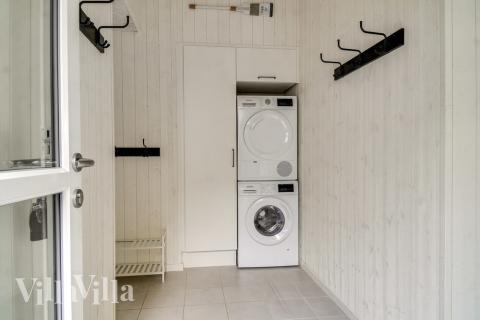 Den rymliga entrén i lyxstuga nr 506 i Lolland/Falster/Møn