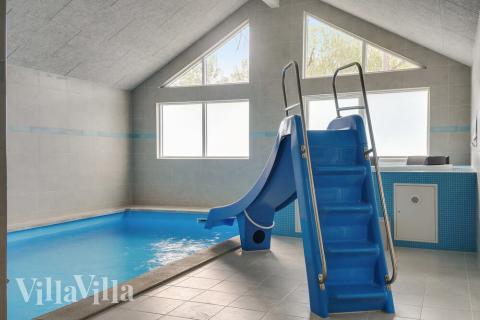 Sommarstuga 506 är inredd med en smakfull poolavdelning som har vattenrutschbana, ett stort inbyggt spapad och bastu