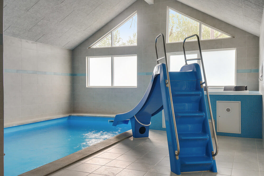 Sommarstuga 506 är inredd med en smakfull poolavdelning som har vattenrutschbana, ett stort inbyggt spapad och bastu