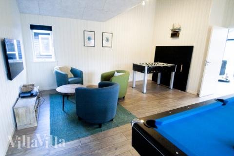 Lyxstuga 506 för 18 personer har ett stort aktivitetsrum med bl.a. biljard och dart