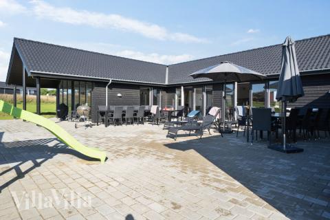 Stor terrass i lyxstuga nr 497 i Sydjylland.