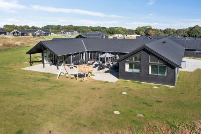 Den praktfulla poolstugan nr 497 med plats för 26 personer ligger i Sydjylland