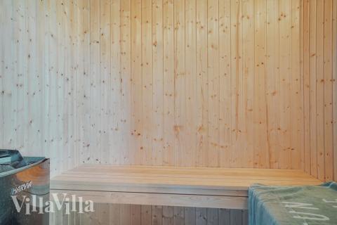 Njut av bastuvärmen i lyxstuga nr 497 för 26 personer