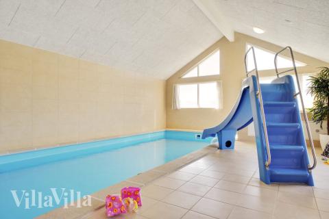 Sommarstuga 497 är inredd med en smakfull poolavdelning som har vattenrutschbana, ett stort inbyggt spapad och bastu