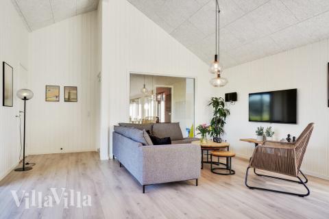 Vardagsrummet i lyxstuga nr. 497 har plats för 26 personer.