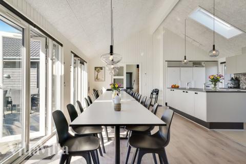 Det stora ljusa vardagsrummet i lyxstuga nr 497 för 26.