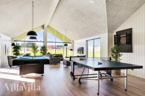 Förutom de många timmar som du kan tillbringa i stugans poolavdelning erbjuder lyxstuga 497 även biljard, bordtennis och dart